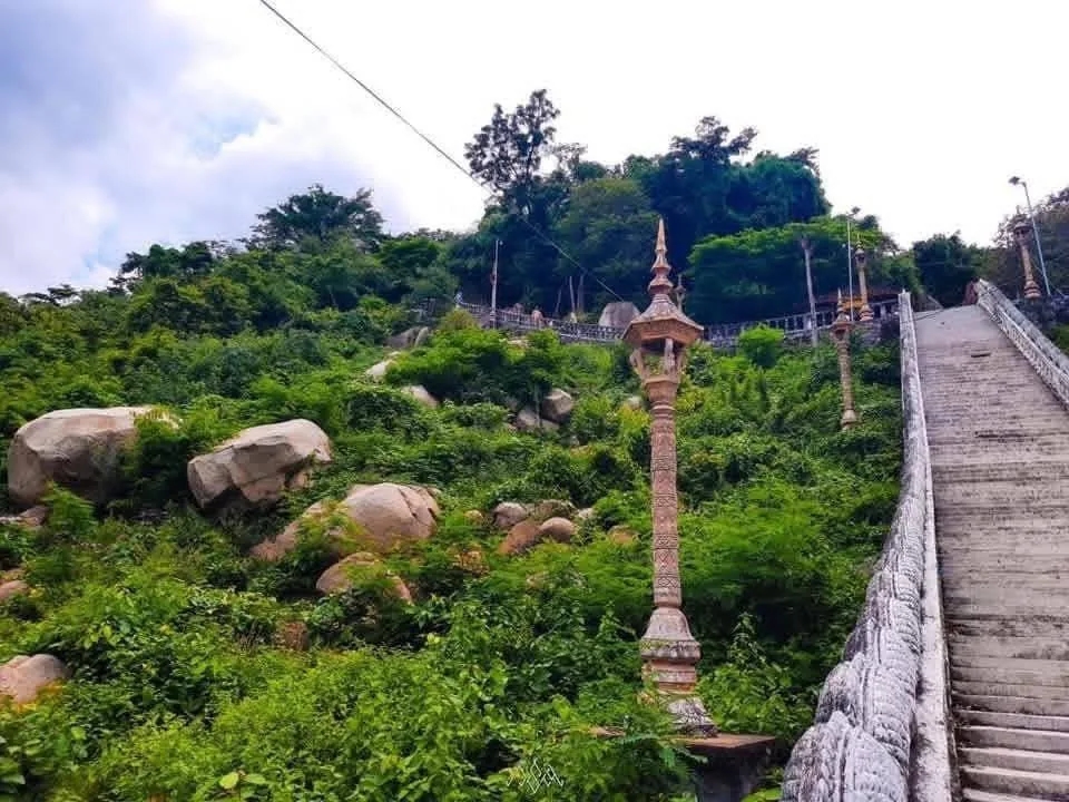 ប្រជាពលរដ្ឋកំពុងទទួលសេវាសាធារណៈ